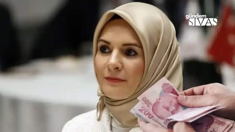 Başında başörtüsü olan bir kadın, elinde 200 TL banknot tutan bir kişinin yanındadır.