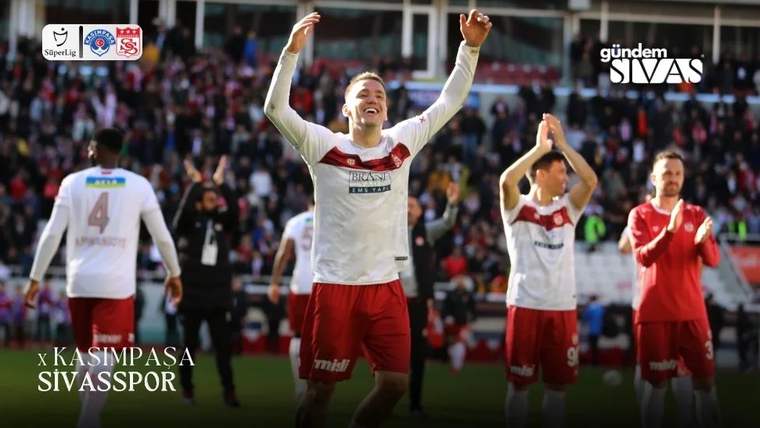 Sivasspor futbol takımı oyuncuları, stadyumda taraftarlara selam duruyor.