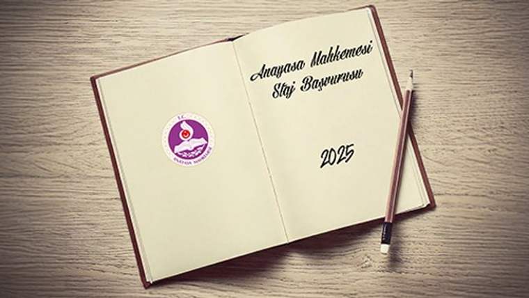 Açık bir defterin üzerinde Anayasa Mahkemesi logosu ve "Staj Başvurusu 2025" yazısı yer alıyor.