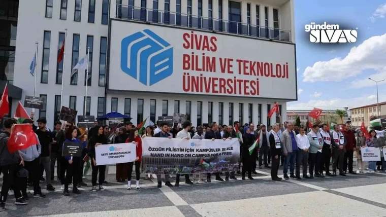 Sivas Bilim ve Teknoloji Üniversitesi binası önünde pankart ve bayrak taşıyan kalabalık toplandı.