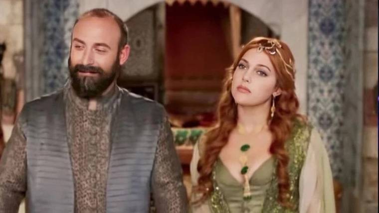 Meryem Uzerli'nin elbisesi göz kamaştırdı