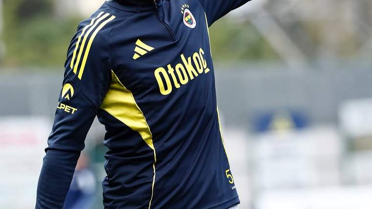 Sarı-lacivert antrenman forması giyen futbolcunun gövdesi, üzerinde Otokoç yazısı ve 5 numarasıyla görülüyor.