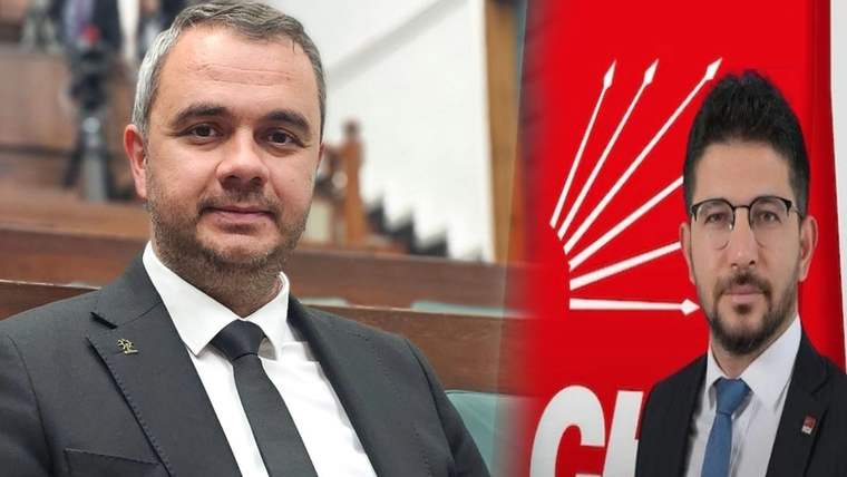 Takım elbiseli iki erkekten biri otururken, diğerinin arkasında kırmızı CHP logolu pano görülüyor.