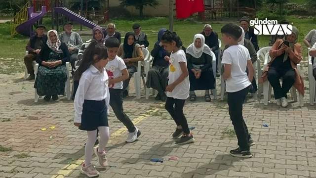 Sivas'ta 4 Öğrenci 23 Nisan'ı Kutladı!