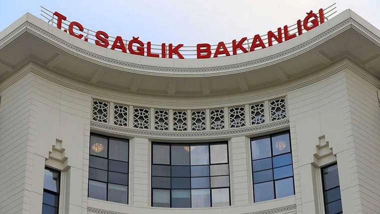 T.C. Sağlık Bakanlığı binasının üst kısmında yazılı tabelası görünmekte.