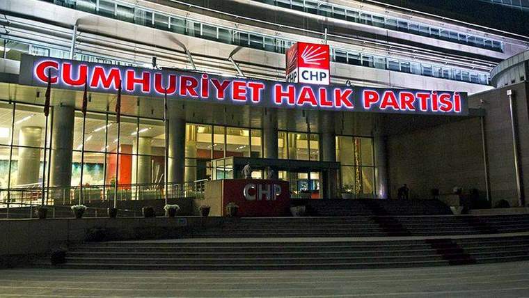 Giriş cephesinde “Cumhuriyet Halk Partisi” yazısı ve CHP logosu bulunan bina, gece aydınlatılmış.