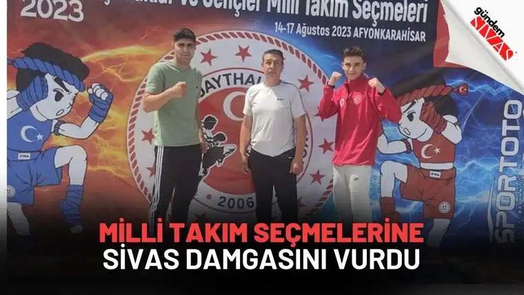 Üç kişi, arka planda Türk bayrağı ve dövüşçü figürleriyle birlikte poz veriyor.