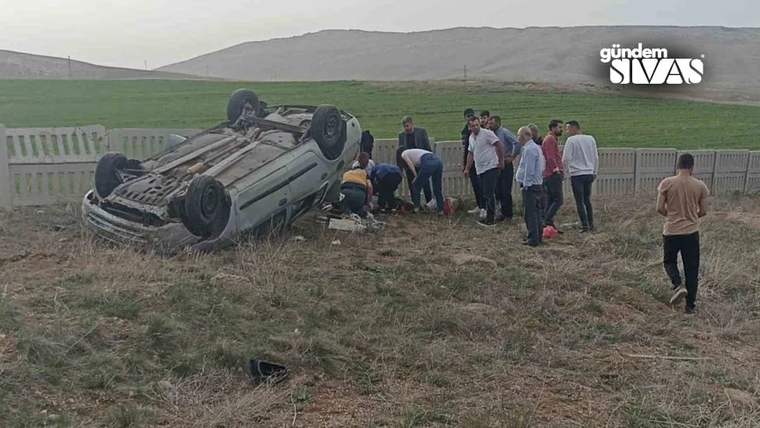 Ters dönmüş bir araç, çevresinde yaralılara yardım eden kalabalık bir grup var.