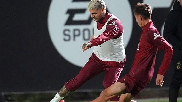 Antrenman sahasında futbolcular, top ile çalışma yapıyor.