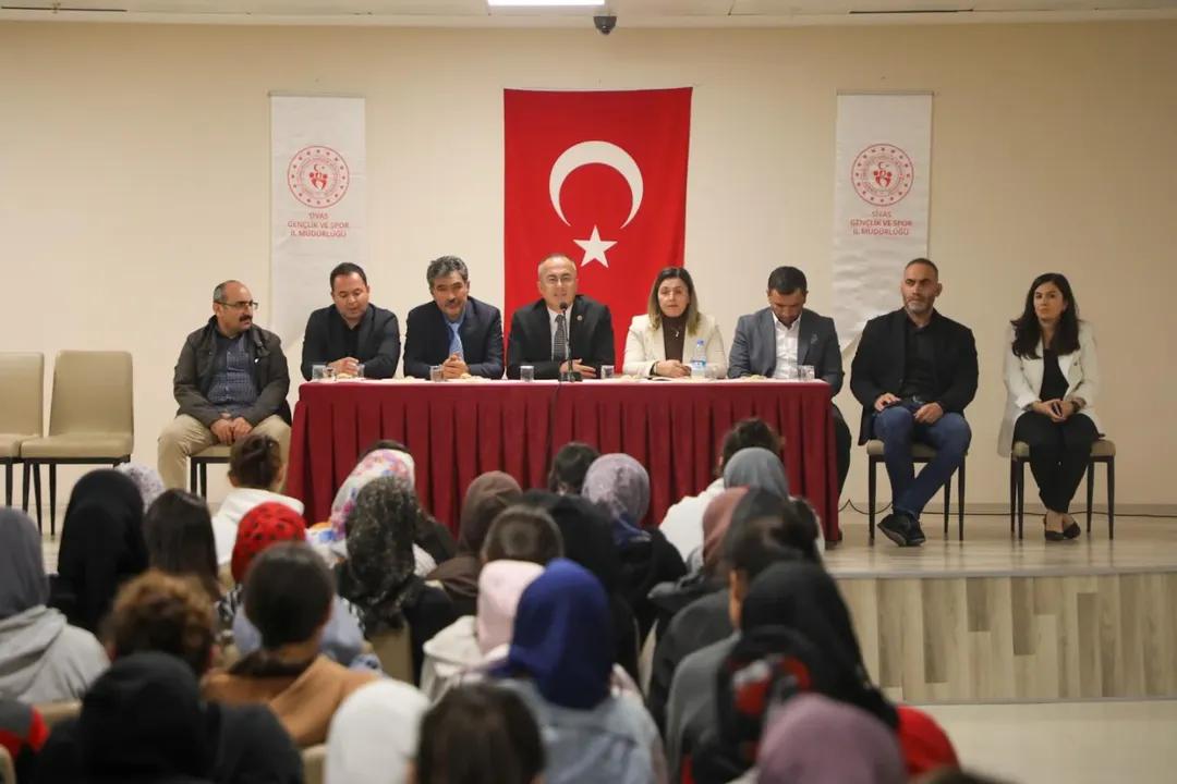 Sivas'ta Yeni Kayıtlı Öğrenciler İçin Yurt Yaşamına Uyum Toplantısı Düzenlendi
