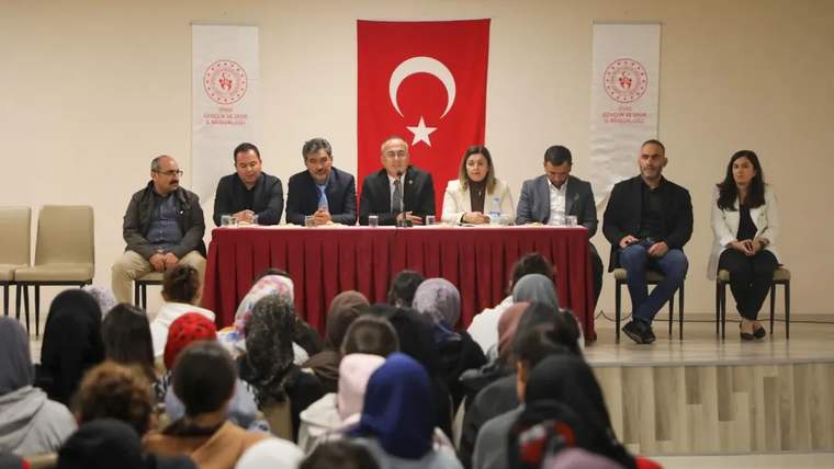 Sivas'ta Yeni Kayıtlı Öğrenciler İçin Yurt Yaşamına Uyum Toplantısı Düzenlendi