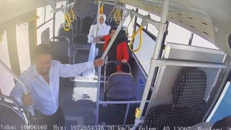 Bir otobüs içinde, gelinlik giymiş bir kadın, kırmızı elbise giymiş bir kadın ve bir adam duruyor.