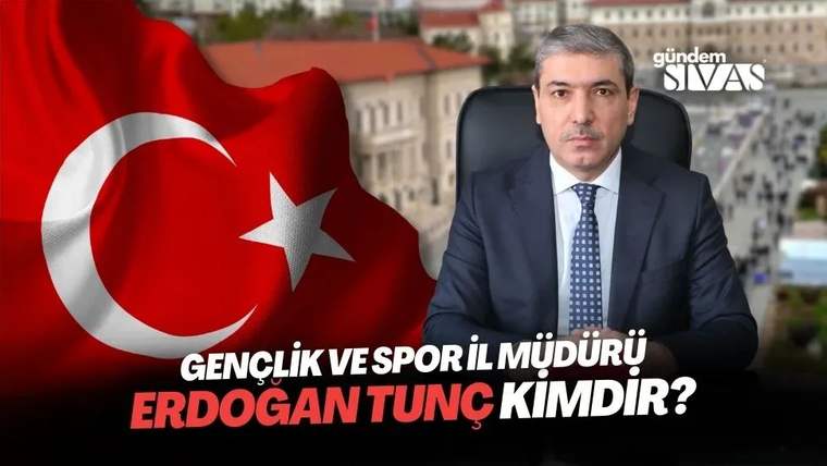 Türk bayrağının önünde oturan bir kişi, arka planda bir bina görünmekte.