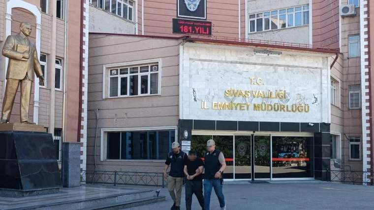 İki kişi, Sivas Emniyet Müdürlüğü önünde polisler tarafından gözaltına alınıyor.