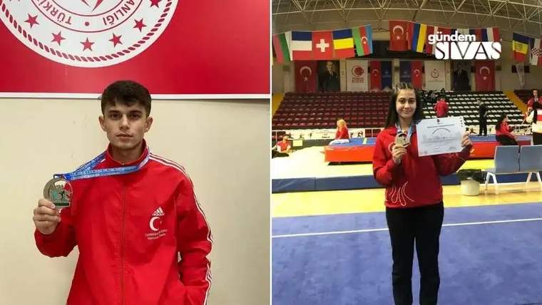Kırmızı spor kıyafeti giymiş bir erkek sporcu madalya ile, yanında bir kadın sporcu belge tutuyor.