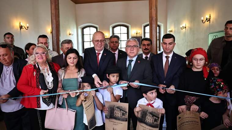 Kurdele kesen kalabalık, etrafında çocuklar ve yetişkinler var.