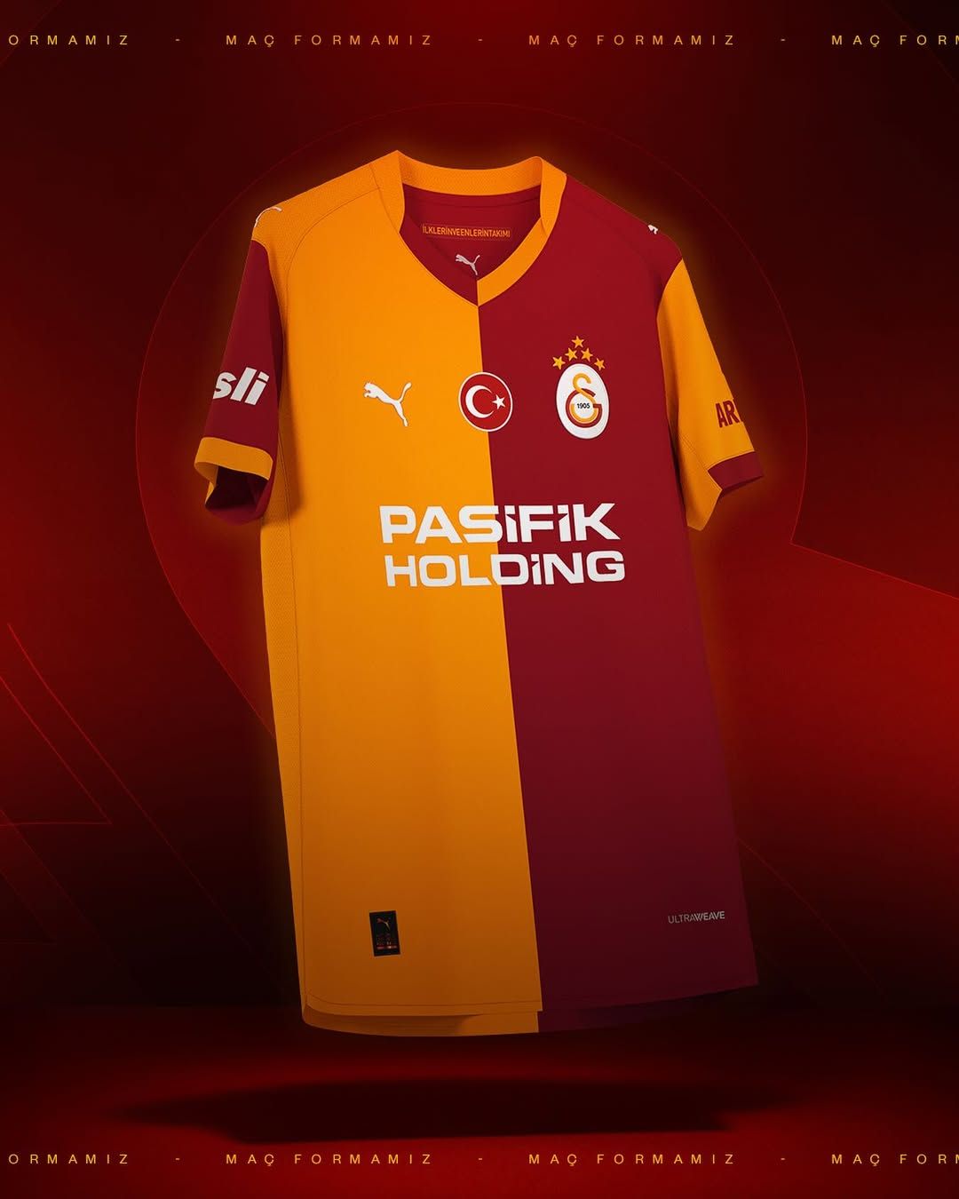 Sarı ve kırmızı parçalara ayrılmış futbol formasında Galatasaray arması, Puma logosu ve Pasifik Holding yazısı görülüyor.