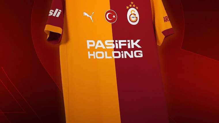 Sarı ve kırmızı parçalara ayrılmış futbol formasında Galatasaray arması, Puma logosu ve Pasifik Holding yazısı görülüyor.