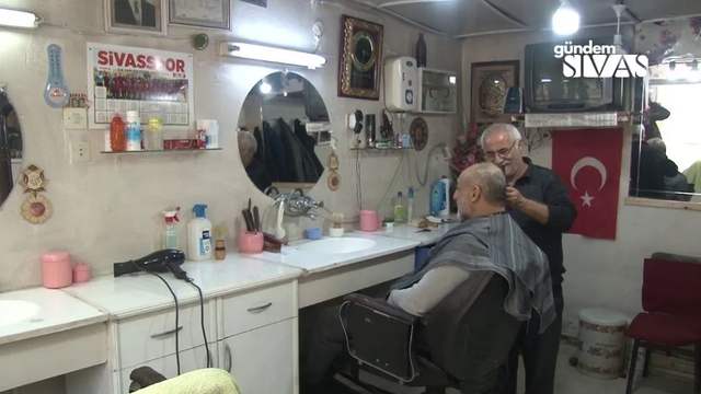 7 Metrekare Dükkanda 34 Yıldır Berber