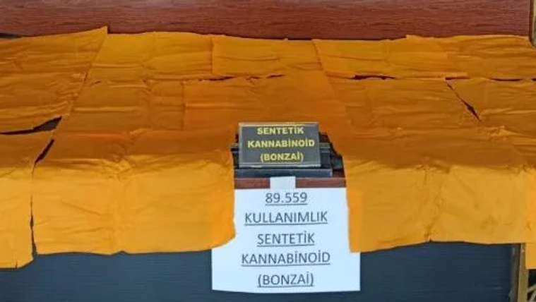 Sarı paketler üzerinde 'Sentetik Kannabinoid (Bonzai)' yazılı bir kutu yer alıyor.
