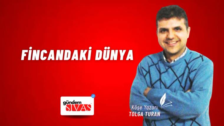 Kırmızı arka planda kollarını kavuşturmuş bir adam, yanında “Fincandaki Dünya” yazısı ve gazete logosuyla yer alıyor.