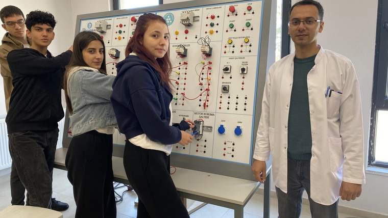Teknokent Koleji öğrencileri, eğitim materyali önünde çalışıyorlar.