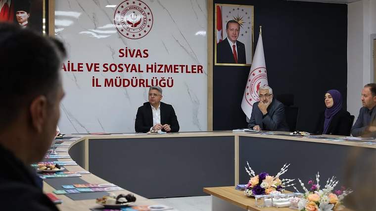 Sivas Aile ve Sosyal Hizmetler İl Müdürlüğü'nde bir toplantı yapılıyor, masada beş kişi oturuyor.