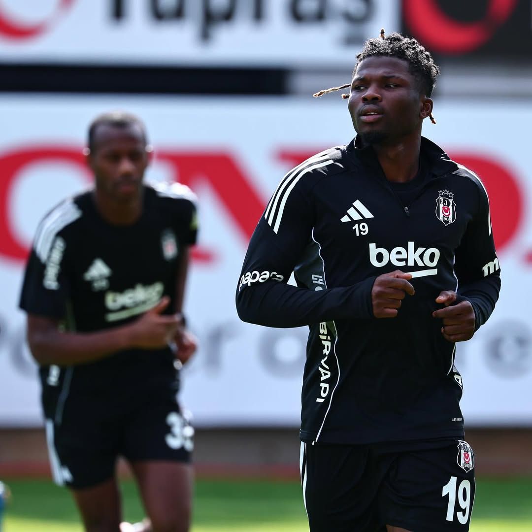 Beşiktaş futbol takımı oyuncuları, antrenman yaparken koşuyor.