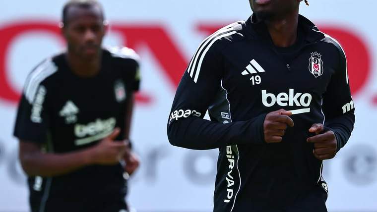 Beşiktaş futbol takımı oyuncuları, antrenman yaparken koşuyor.