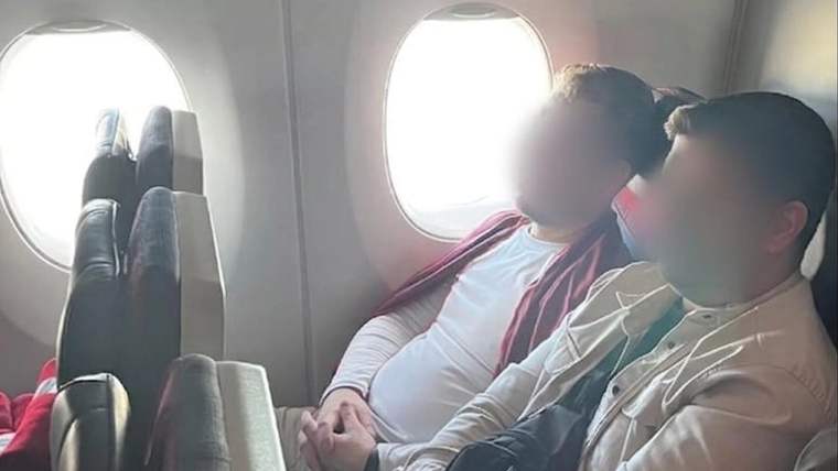 Uçak kabininde yan yana oturan iki kişi, koltuklara yaslanmış halde pencerelerin yanında görülüyor.