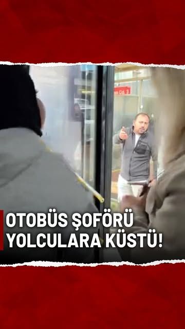 Otobüs kapısında duran bir kişi, içerideki yolculara doğru eliyle işaret ediyor; kapı çevresinde iki kişi görülüyor.