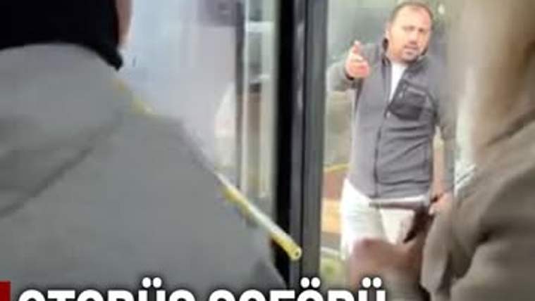 Otobüs kapısında duran bir kişi, içerideki yolculara doğru eliyle işaret ediyor; kapı çevresinde iki kişi görülüyor.