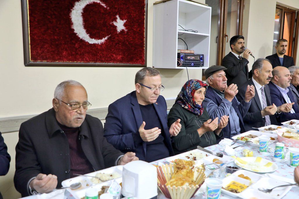 Kars Valisi Polat, Arpaçay’da şehit aileleri ve çocuklarla iftarda buluştu - Birlik Haber Ajansı