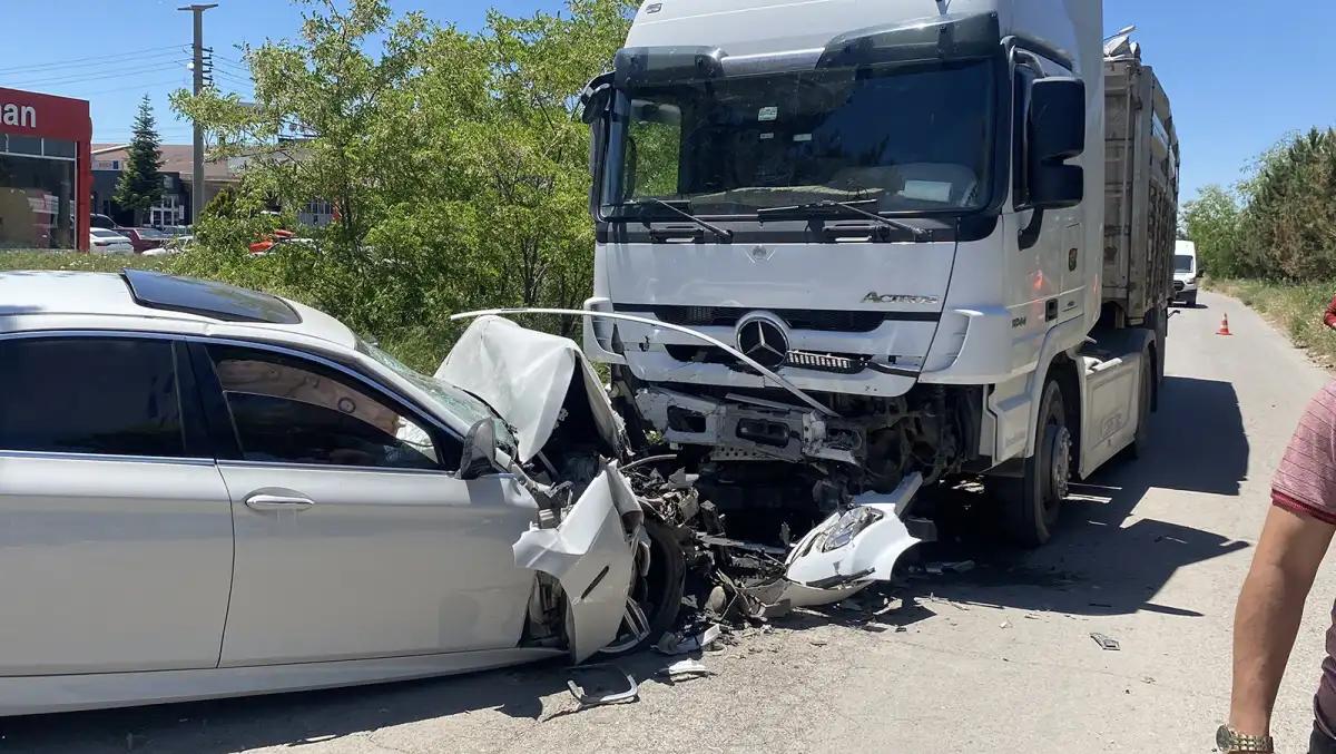 BMW Tırla Kafa Kafaya Çarpıştı, Genç Sürücü Hayatını Kaybetti