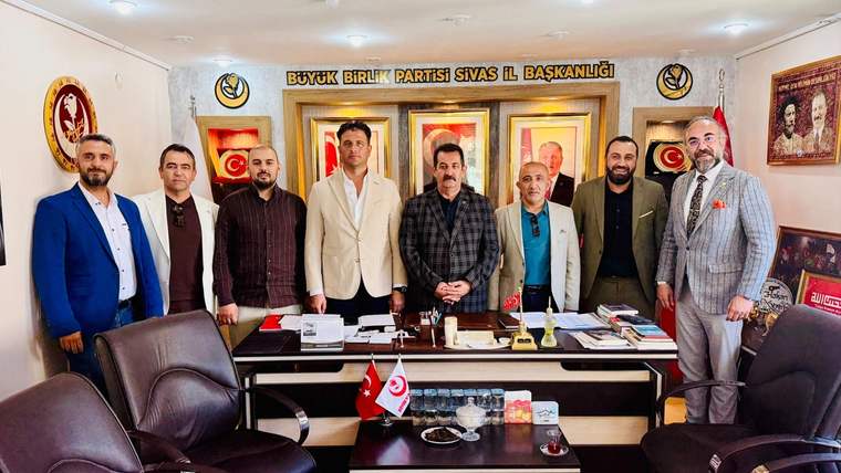Üzerinde “Büyük Birlik Partisi Sivas İl Başkanlığı” yazan odada, masanın arkasında sekiz kişi duruyor.