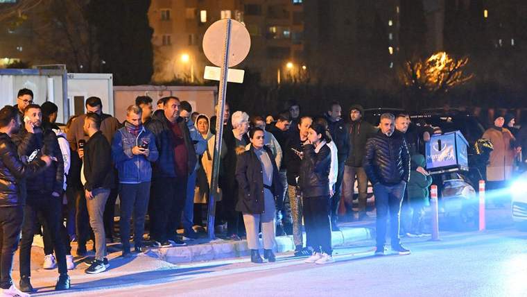 Ferdi Tayfur'un sevenleri Antalya'da hastane önünde toplanarak dua etti - Birlik Haber Ajansı