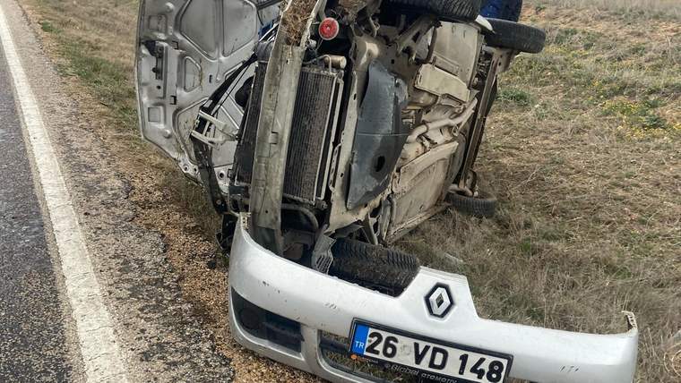Beypazarı'nda ıslak yol kazaya sebebiyet verdi: 3 yaralı - Birlik Haber Ajansı