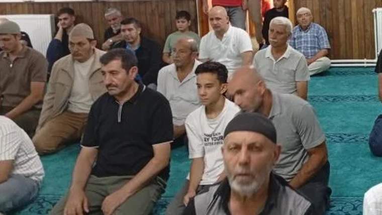 Bir camide oturan erkekler, dua veya sohbet için bir araya gelmişler.