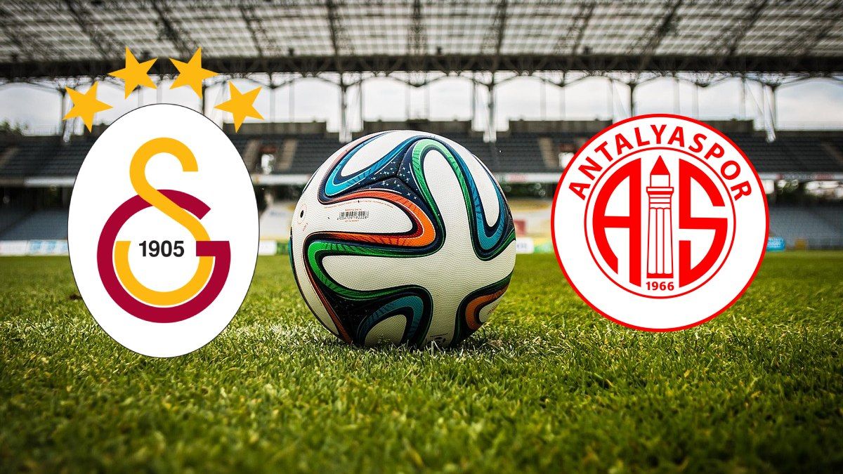 Yeşil sahada, Galatasaray ve Antalyaspor logolarının yanında bir futbol topu yer alıyor.