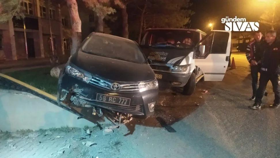 Sivas'ta Alkollü Sürücü Makam Aracına Çarptı!