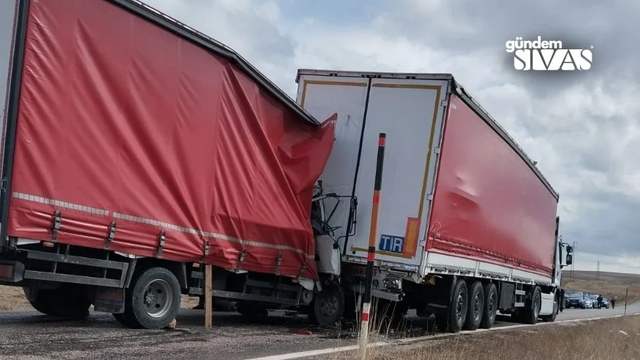Sivas Gürün'de Kamyonet Tıra Çarptı!