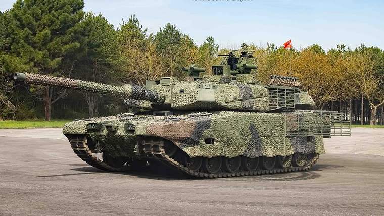 Üst bölümünde ALTAY yazısı ve teknik bilgiler bulunan afişte, ağaçlık alanda bir tank görülüyor.