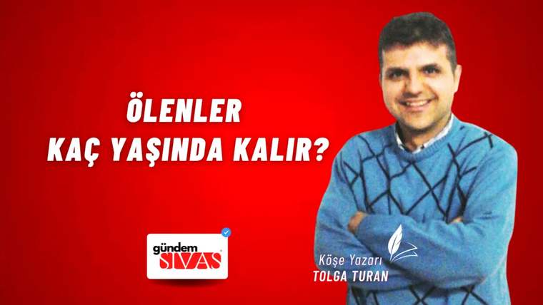 Kırmızı arka planda, mavi kazak giymiş bir kişi gülümsüyor.