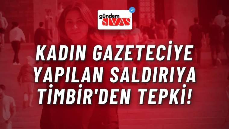 Bir kadın, arka planda tarihi bir bina ile birlikte duruyor.