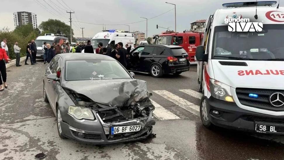 Sivas'ta 3 Araç Birbirine Girdi, 3 Yaralı!