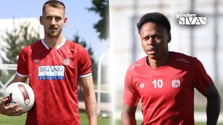 Sivasspor forması giymiş iki futbolcu, biri top tutarken diğeri poz veriyor.
