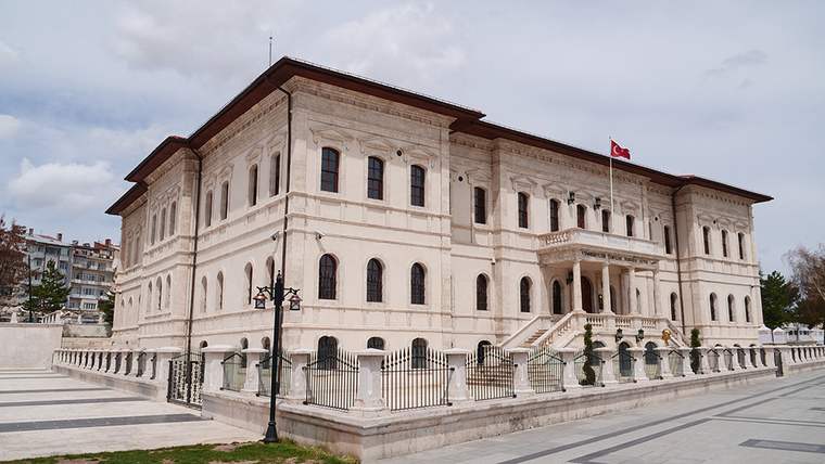 Sivas'ta yer alan tarihi bir bina, önünde Türk bayrağı dalgalanıyor.