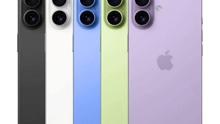 Farklı renklerde beş adet iPhone modeli yan yana dizilmiş.