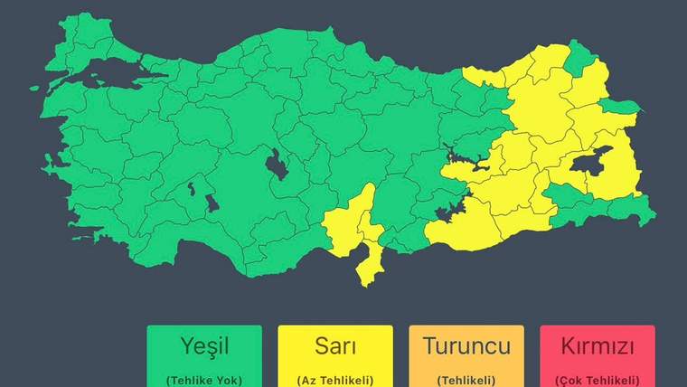 Türkiye haritasında batı ve orta kesimler yeşil, doğu bölgeler sarı renkle gösteriliyor; altta uyarı renkleri yer alıyor.