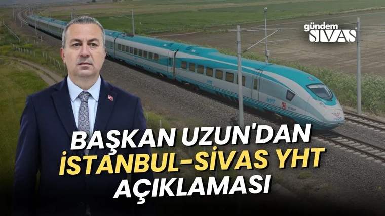 Mavi-beyaz renkte bir yüksek hızlı tren, yeşil bir alanda ilerliyor.